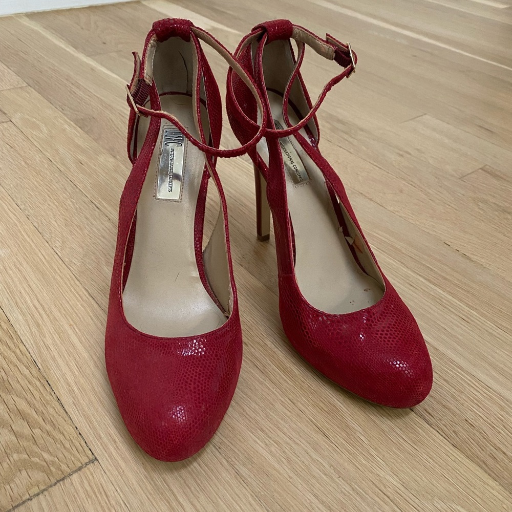 INC red pumps